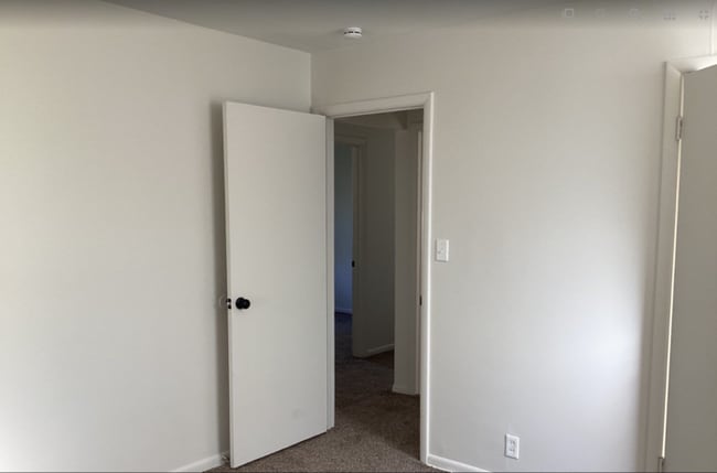 Building Photo - Month to Month