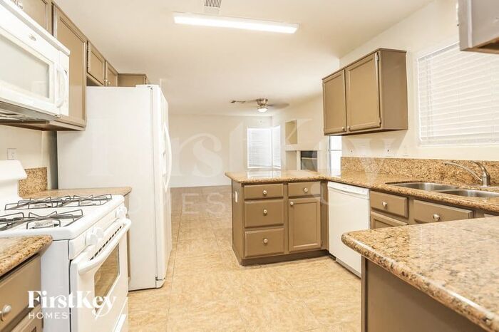 Building Photo - 4333 Matinee Ave