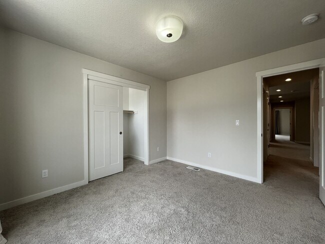 Building Photo - Stunning 2024 Built 5BR Home with Main-Level Suite, EV Charger & Covered Patio Near River Terrace