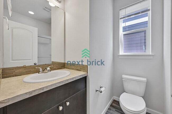 Building Photo - Spacious 5 bedrooms and 3 bathrooms Cul-de...