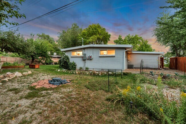 Building Photo - 2065 E Bo Mar Dr