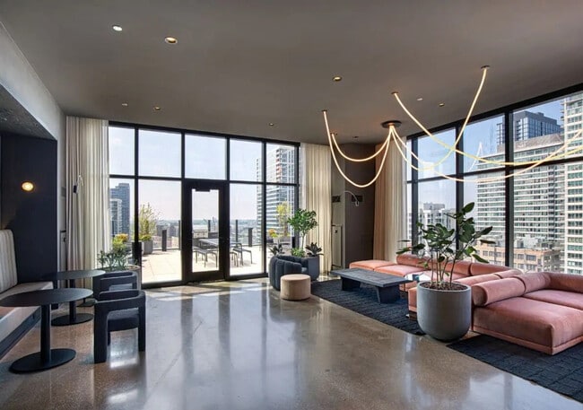 Building Photo - 755 S Clark St