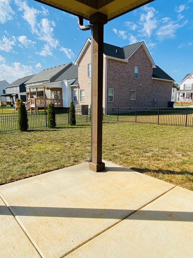 Building Photo - Luxury Home in Sango