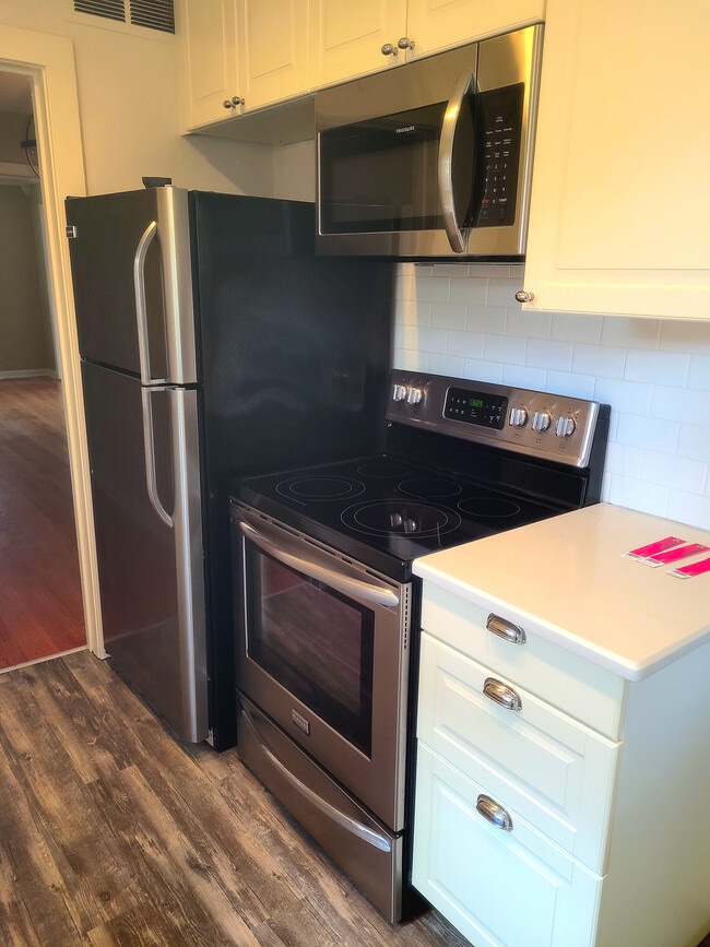 Building Photo - 8217 Belleview Ave