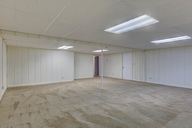 Building Photo - 547 Eichler Dr