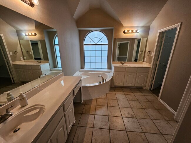Building Photo - 11612 Wild Pear Ln