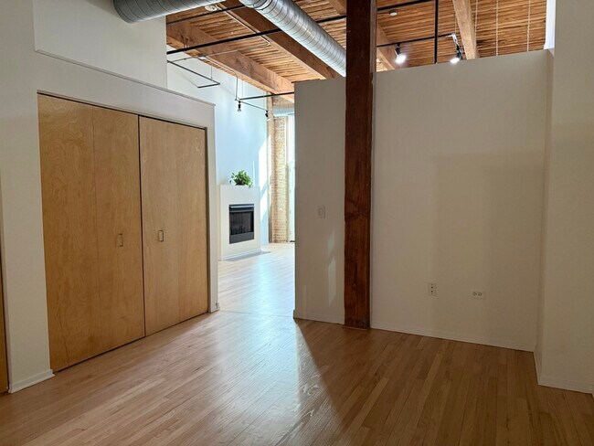 Building Photo - 1500 W Monroe St