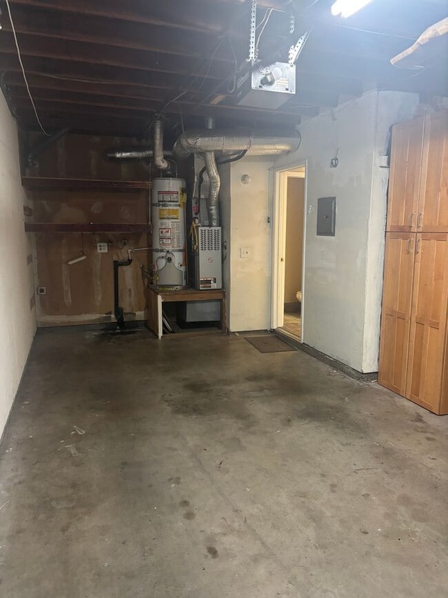 Building Photo - Lovely, 2 Bedroom 1.5 bath townhome nestle...