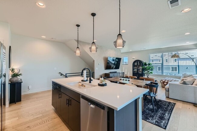 Building Photo - 3 Bedroom, 4 Bath Townhome in Broomfield