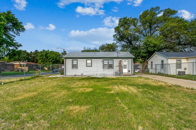 Building Photo - Updated 3 Bedroom Home with New Windows!