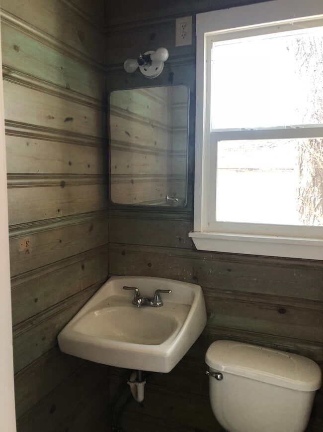 Building Photo - 3 Bedrooms 2 Baths 1 Car Garage Walking Distance to Palo Duro High