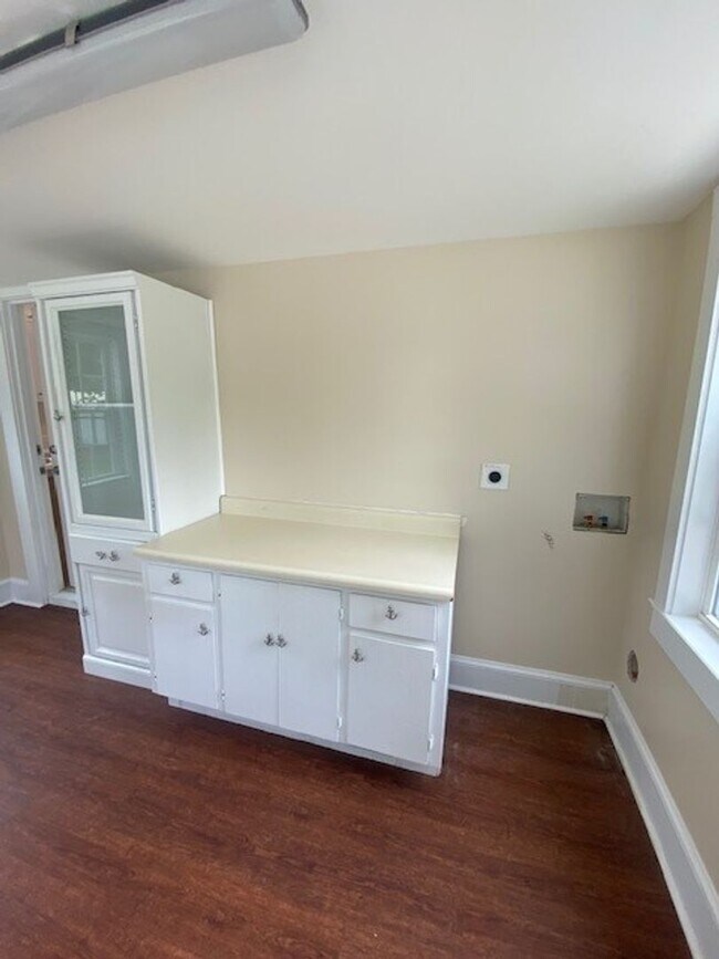 Building Photo - Introducing a charming 2-bedroom, 2-bathro...