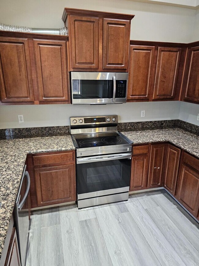 Building Photo - Spacious Tacoma Home with Gas Fireplace, 3-Car Garage & Covered Patio!