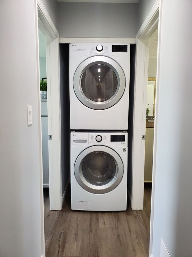 Building Photo - Fully Furnished Short-term rental Includes internet, cable, washer, dryer, etc