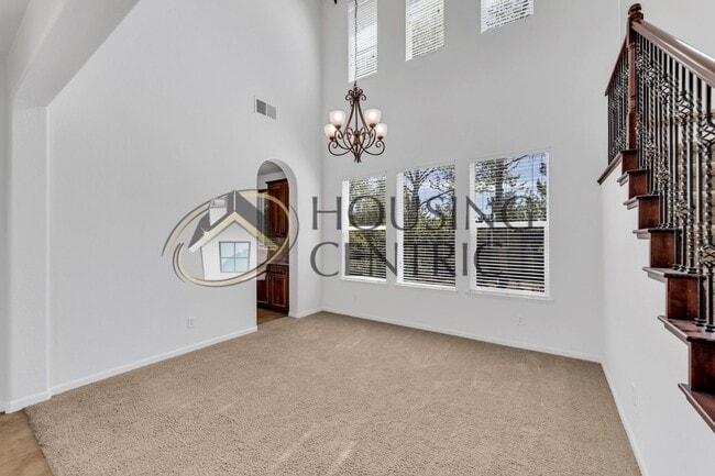 Building Photo - Beautiful Executive Home w/ Pool on 1/2 Ac...