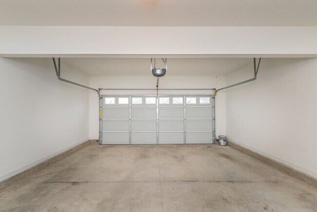 Building Photo - Beautiful and spacious 2 Story in Summerto...