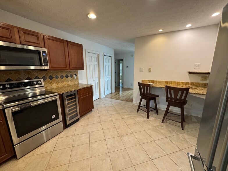 Building Photo - 1112 Greywood Dr