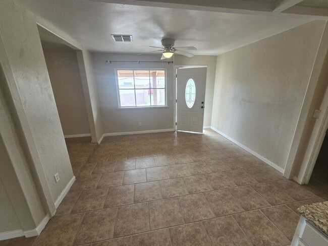 Building Photo - Spacious 3bd/1ba in a HUGE GATED Property!