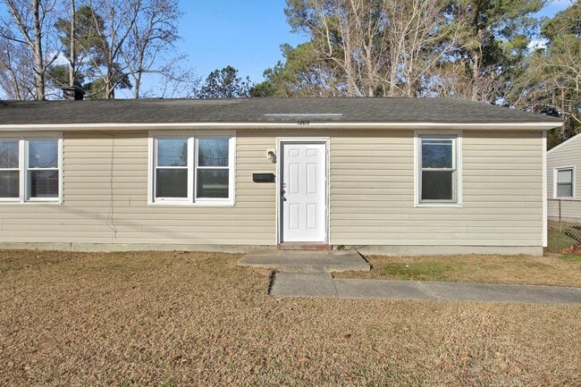 Building Photo - 2 Bedroom Duplex in Jacksonville