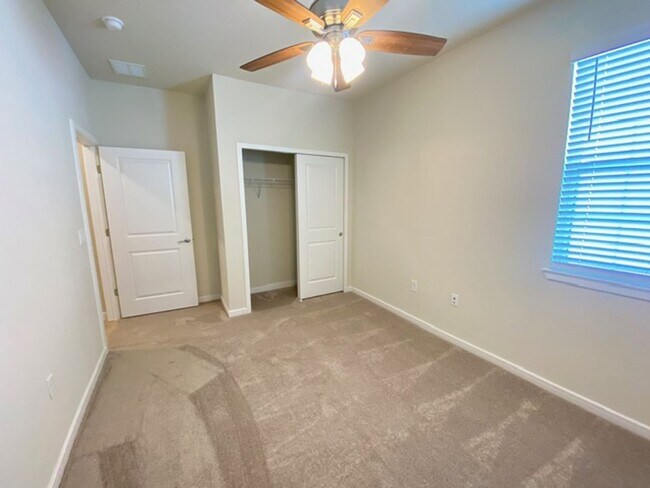 Building Photo - 4/2 Single family home