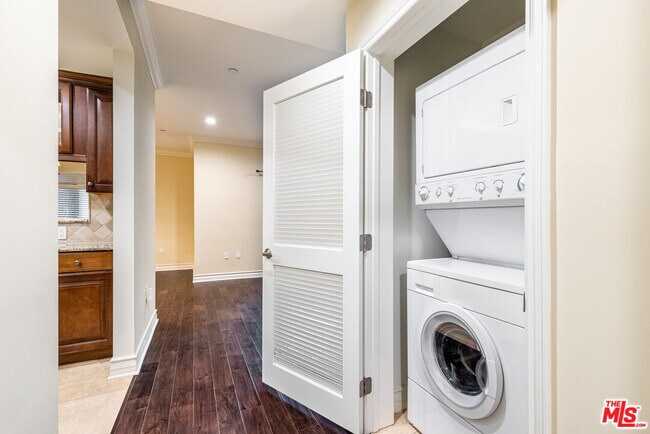 Building Photo - 2347 Fox Hills Dr