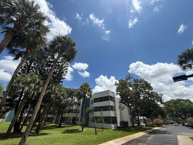 Building Photo - 5155 E Sabal Palm Blvd