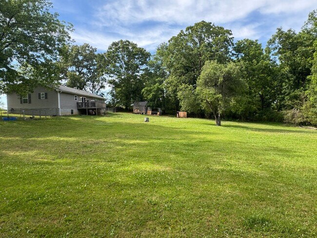 Building Photo - Country living on the outskirts of Nashville with 4 large beds, 2 baths, a bonus room and over an...