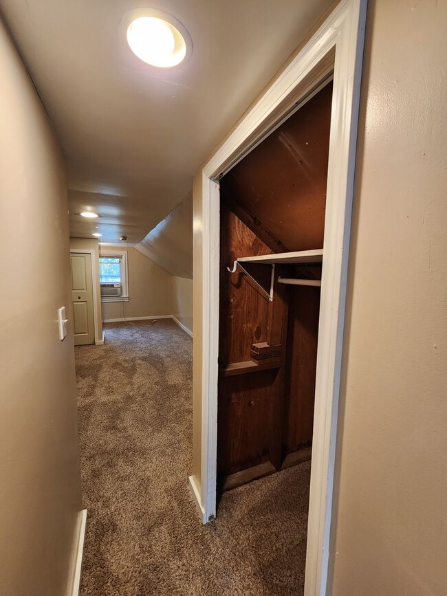 Building Photo - 3 Bedrooms, 1.5 Bath Brick Bungalow with Basement & Large Yard.  Close to UofL.