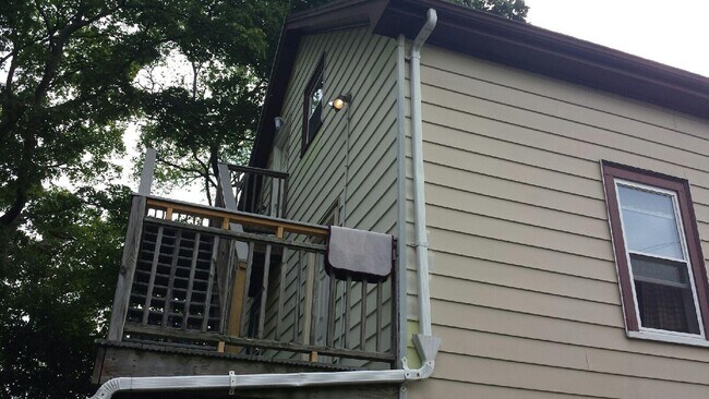 Building Photo - 19 Nichols St