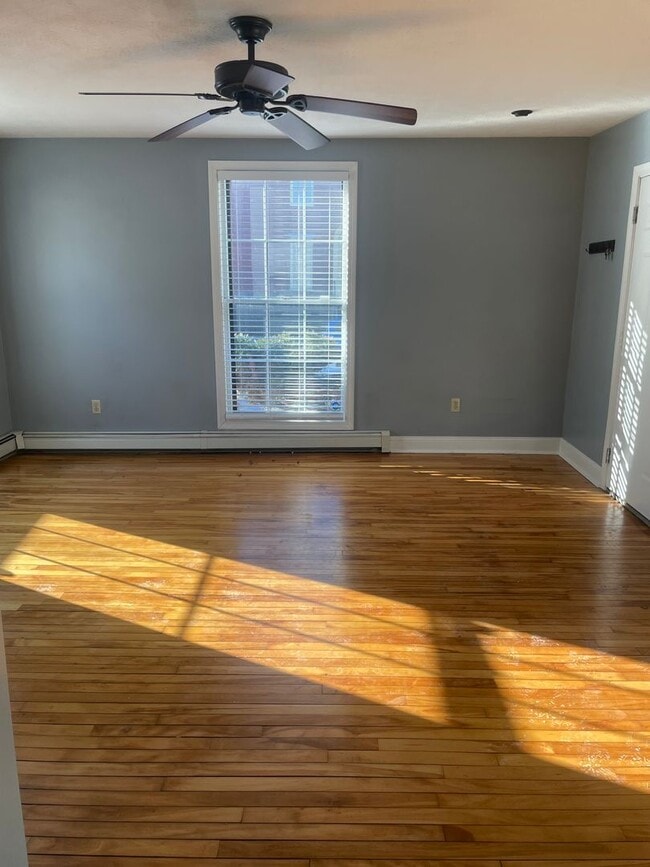 Building Photo - Beautiful 2BR/1BA Condo Available January 16th!!!  Great Portland Location!!!