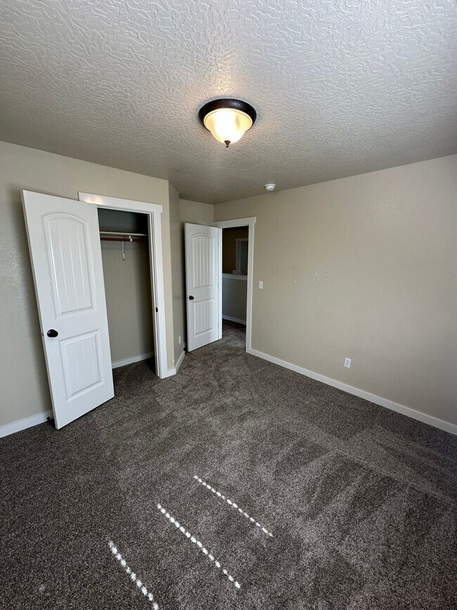 Building Photo - New Carpet! Super Meridian Location!!! Man...