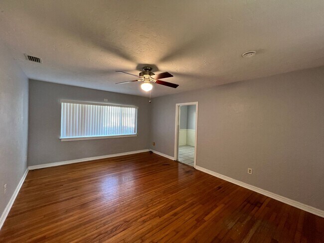 Building Photo - Beautiful 2 Bed/2 Bath Home in Ocala!! BOUNUS ROOM Included! Lawn care INCLUDED!