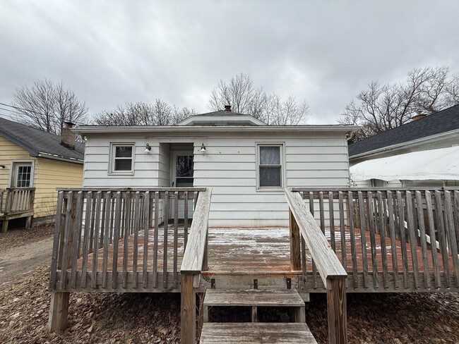 Building Photo - 3 Bedroom Single Family Home!