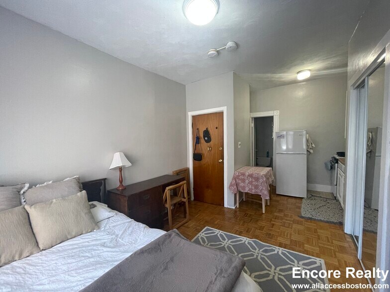 Building Photo - 47 Joy St