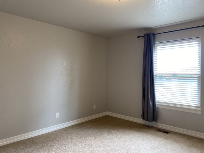 Building Photo - Start a Lease by 2/28/25 and pay $2,800 fo...