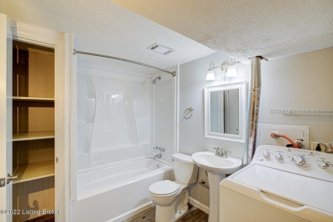 Building Photo - Dellwood Dr.