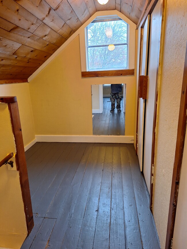 Loft upstairs - 1423 Oakwood Ave