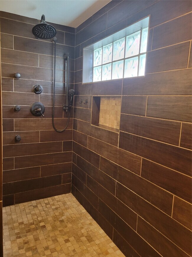 Building Photo - 3715 Pinehurst Dr