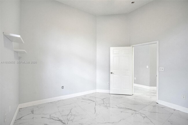 Building Photo - 652 W Palm Aire Dr