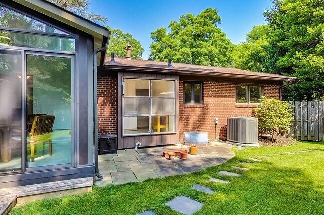 Building Photo - 3 bedroom/2 bath Light Filled Home Located in a Quiet Cul-de-Sac