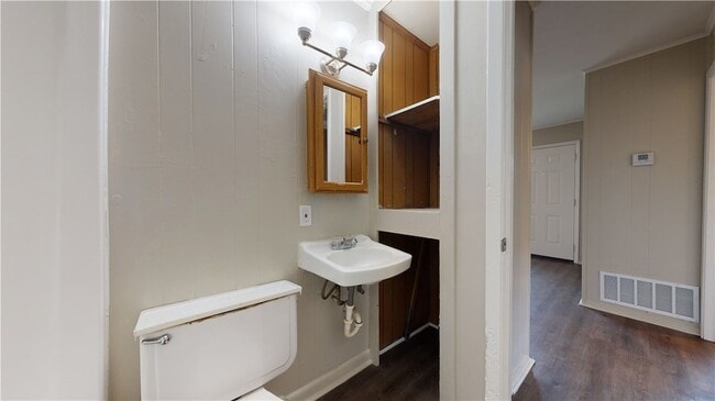 Building Photo - 204 Lynn Dr
