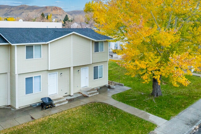 Building Photo - Cumorah Townhomes