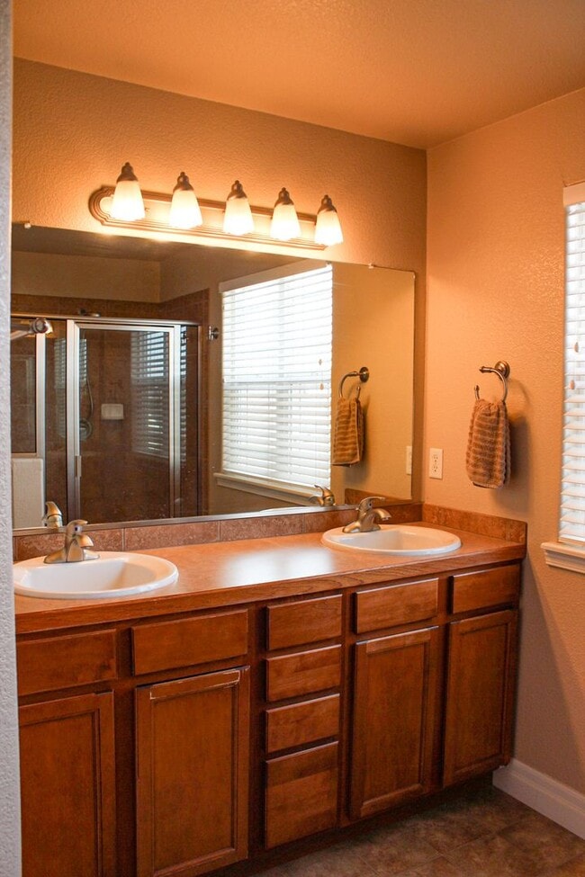 Building Photo - Meticulously maintained townhome on August...