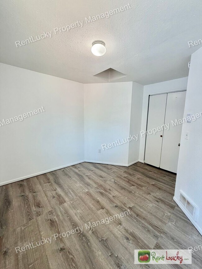 Building Photo - Amazing 3 Bedroom Home in Beacon Hill with Extra Parking and Great Layout!