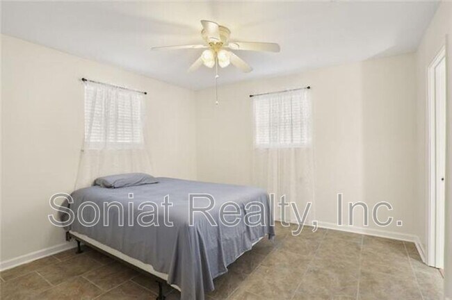 Building Photo - 4421 Lakewood Dr