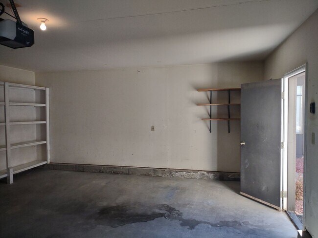 Building Photo - ALL PROSPECTIVE TENANTS MUST SUBMIT A ON L...