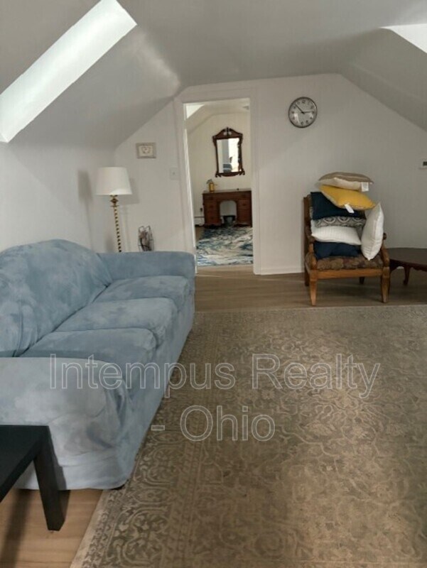 Building Photo - 930 Mansell Dr