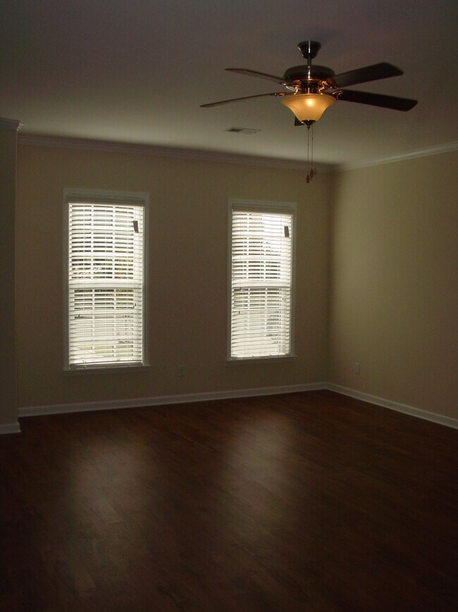 Building Photo - 104 Ventura Pl