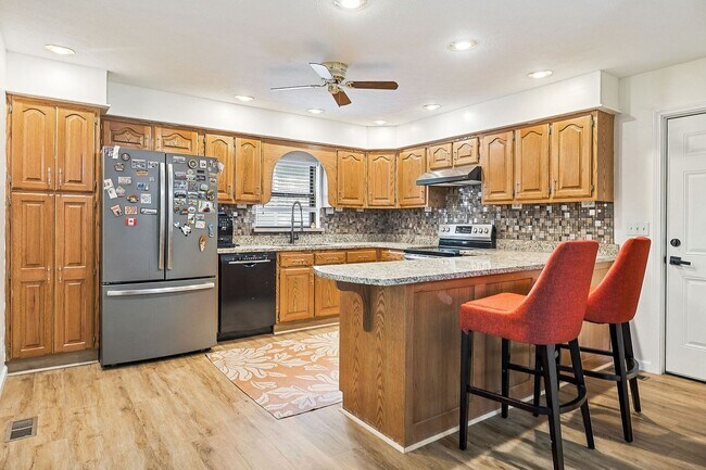 Building Photo - Spacious rental in desirable neighborhood ...