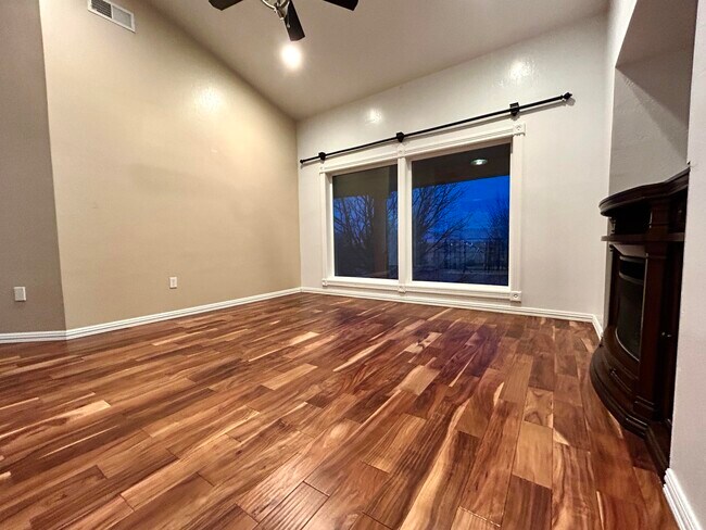 Building Photo - 1001 Pinzon St NW